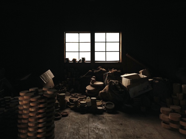 Seasoning and selecting wood cores at some workshop in Yamanaka.