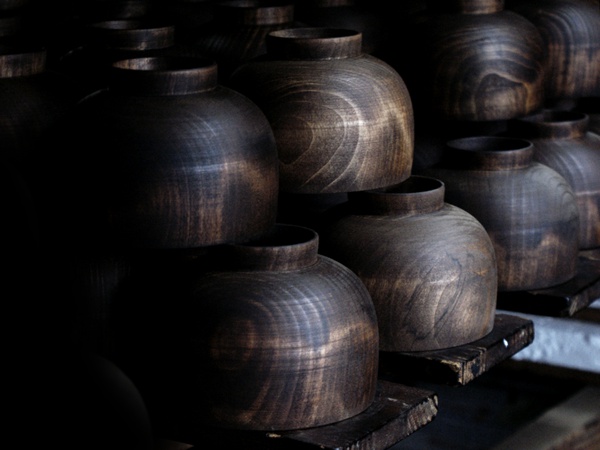 Drying process after first hand of urushi coating.